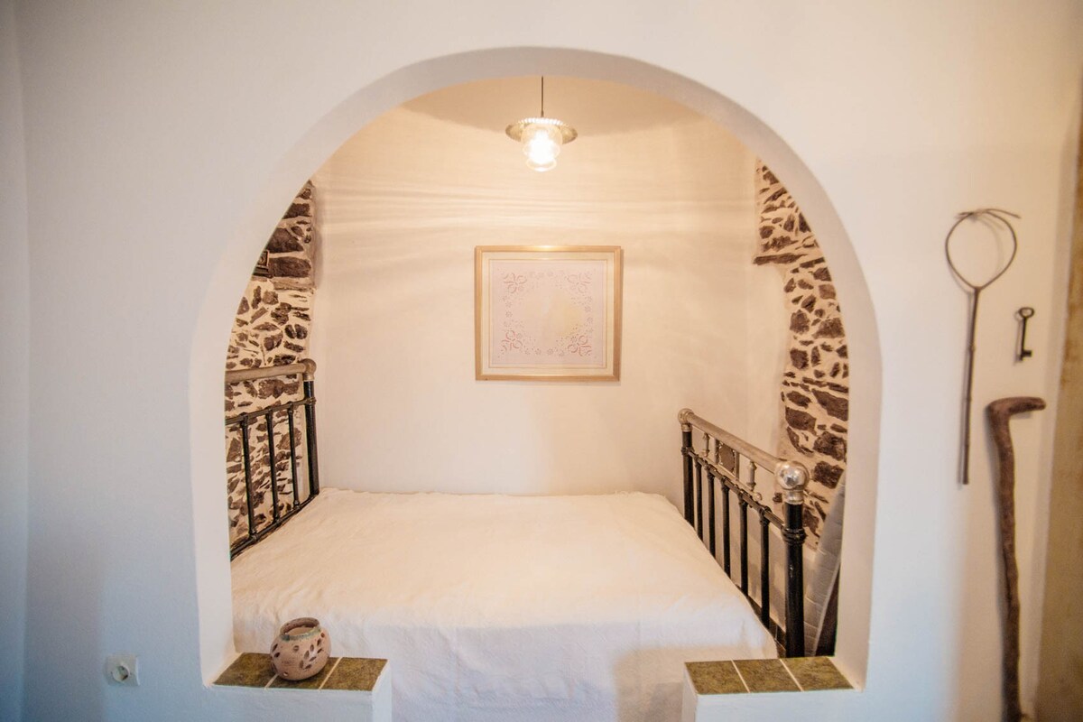 System.Collections.Generic.List`1[BluePillow.Application.SearchEngine.Dto.PhotoDto]?.ElementAt(2)?.Caption