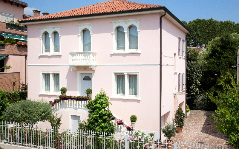 System.Collections.Generic.List`1[BluePillow.Application.SearchEngine.Dto.PhotoDto]?.ElementAt(0)?.Caption