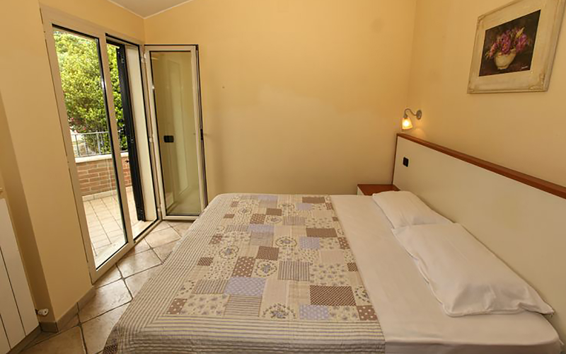 System.Collections.Generic.List`1[BluePillow.Application.SearchEngine.Dto.PhotoDto]?.ElementAt(2)?.Caption