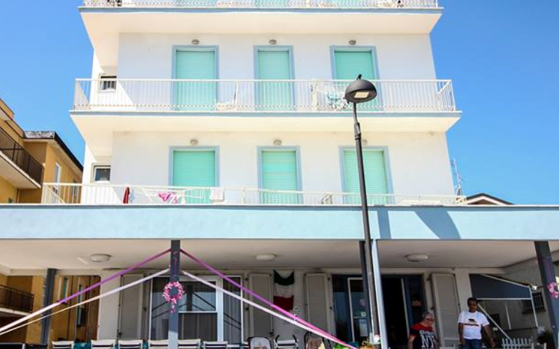 System.Collections.Generic.List`1[BluePillow.Application.SearchEngine.Dto.PhotoDto]?.ElementAt(1)?.Caption