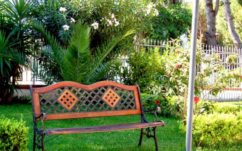 System.Collections.Generic.List`1[BluePillow.Application.SearchEngine.Dto.PhotoDto]?.ElementAt(1)?.Caption