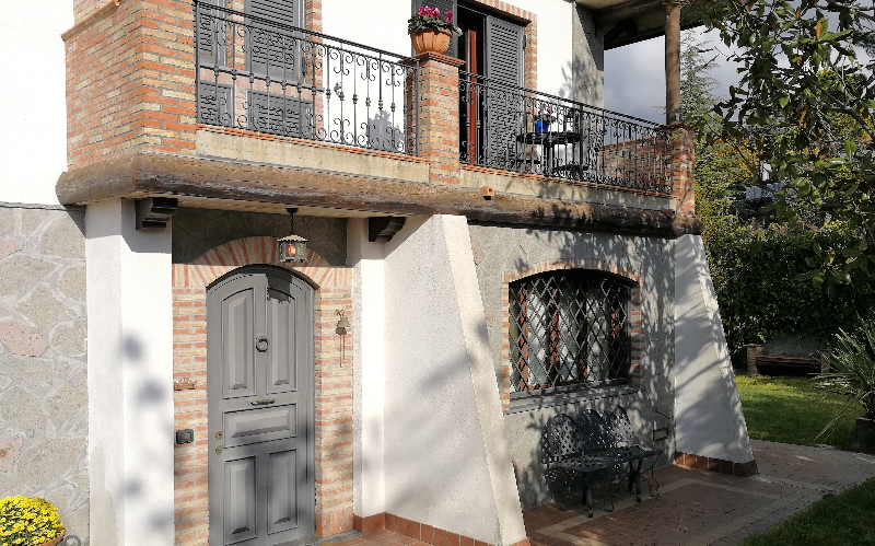 System.Collections.Generic.List`1[BluePillow.Application.SearchEngine.Dto.PhotoDto]?.ElementAt(1)?.Caption