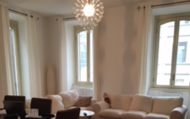 System.Collections.Generic.List`1[BluePillow.Application.SearchEngine.Dto.PhotoDto]?.ElementAt(1)?.Caption