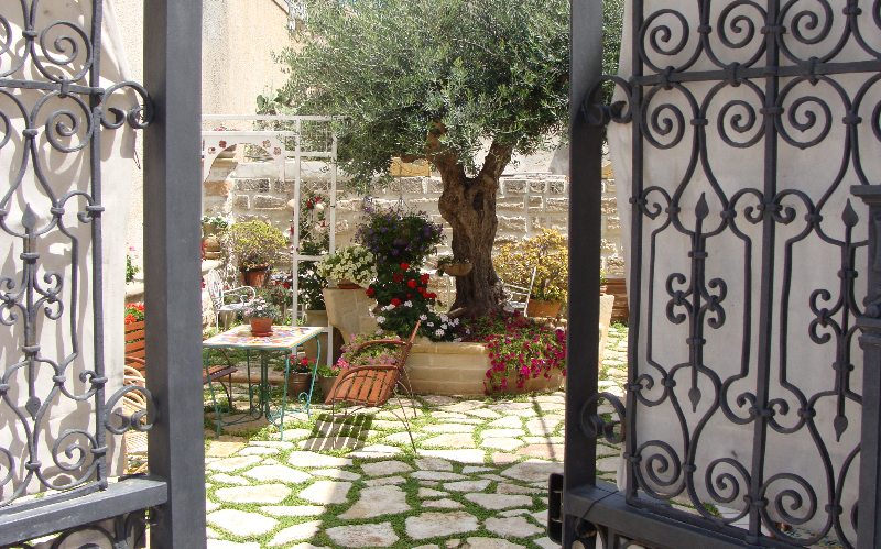 System.Collections.Generic.List`1[BluePillow.Application.SearchEngine.Dto.PhotoDto]?.ElementAt(2)?.Caption