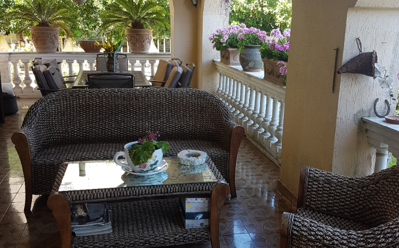 System.Collections.Generic.List`1[BluePillow.Application.SearchEngine.Dto.PhotoDto]?.ElementAt(2)?.Caption