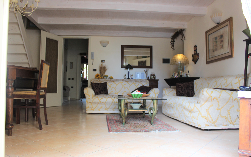 System.Collections.Generic.List`1[BluePillow.Application.SearchEngine.Dto.PhotoDto]?.ElementAt(1)?.Caption