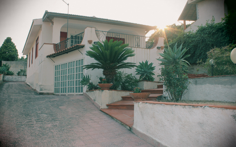 System.Collections.Generic.List`1[BluePillow.Application.SearchEngine.Dto.PhotoDto]?.ElementAt(0)?.Caption