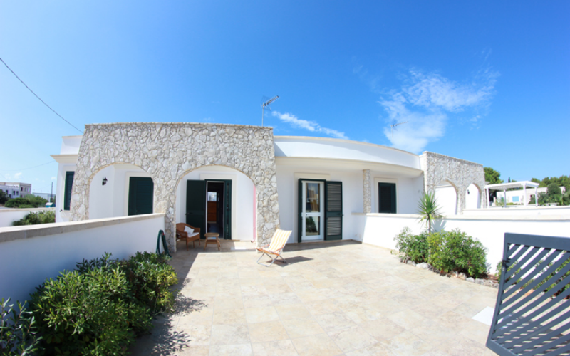 System.Collections.Generic.List`1[BluePillow.Application.SearchEngine.Dto.PhotoDto]?.ElementAt(0)?.Caption