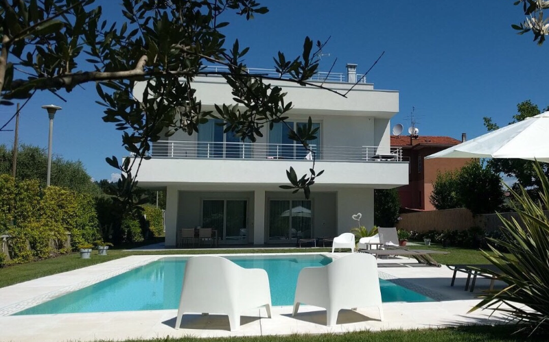 System.Collections.Generic.List`1[BluePillow.Application.SearchEngine.Dto.PhotoDto]?.ElementAt(0)?.Caption