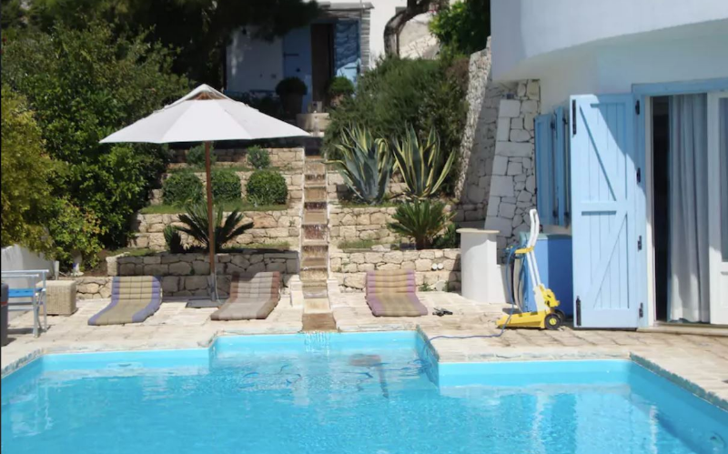 System.Collections.Generic.List`1[BluePillow.Application.SearchEngine.Dto.PhotoDto]?.ElementAt(0)?.Caption