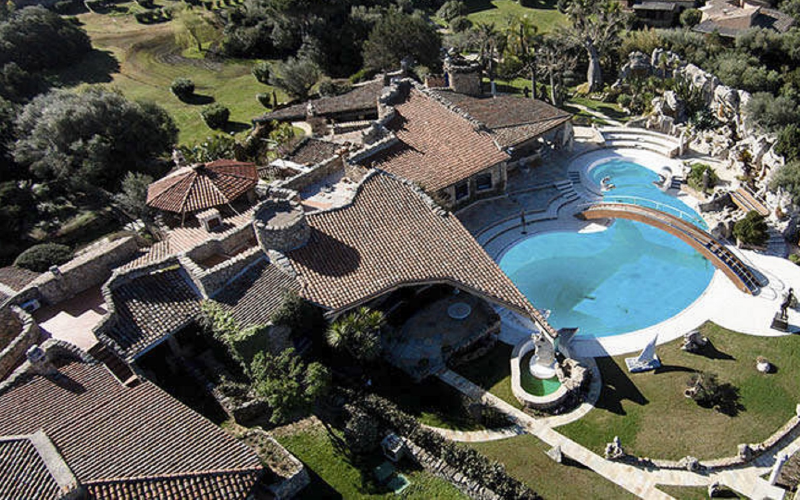 System.Collections.Generic.List`1[BluePillow.Application.SearchEngine.Dto.PhotoDto]?.ElementAt(0)?.Caption