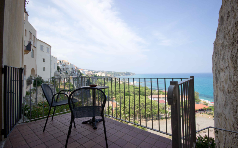 System.Collections.Generic.List`1[BluePillow.Application.SearchEngine.Dto.PhotoDto]?.ElementAt(3)?.Caption