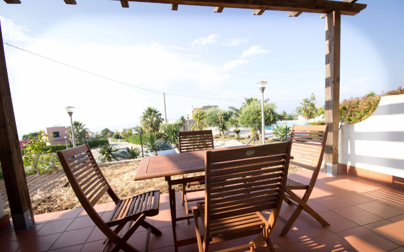 System.Collections.Generic.List`1[BluePillow.Application.SearchEngine.Dto.PhotoDto]?.ElementAt(1)?.Caption