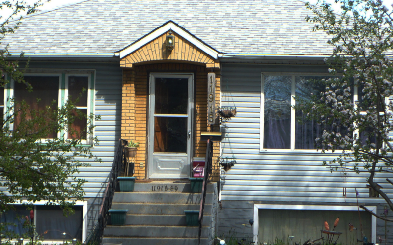 System.Collections.Generic.List`1[BluePillow.Application.SearchEngine.Dto.PhotoDto]?.ElementAt(0)?.Caption