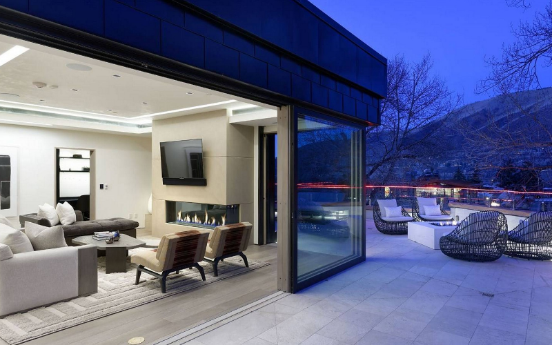 System.Collections.Generic.List`1[BluePillow.Application.SearchEngine.Dto.PhotoDto]?.ElementAt(0)?.Caption