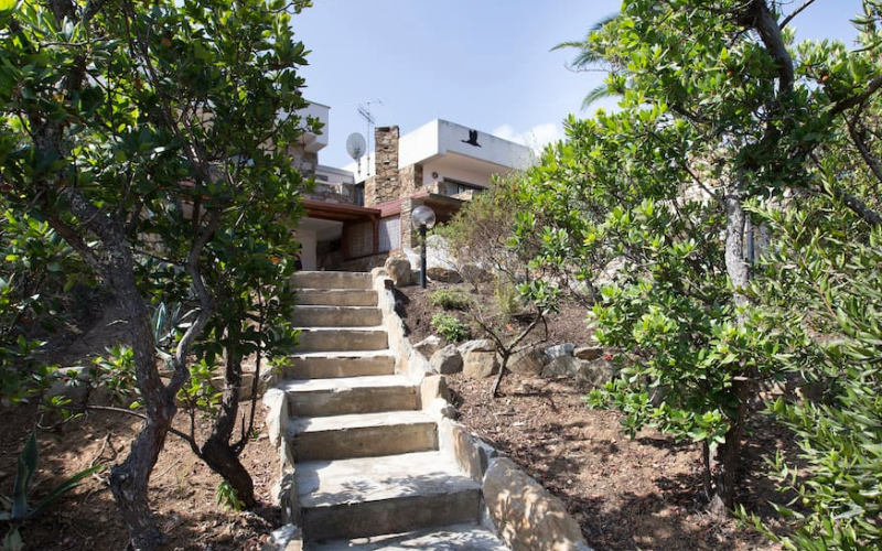 System.Collections.Generic.List`1[BluePillow.Application.SearchEngine.Dto.PhotoDto]?.ElementAt(1)?.Caption