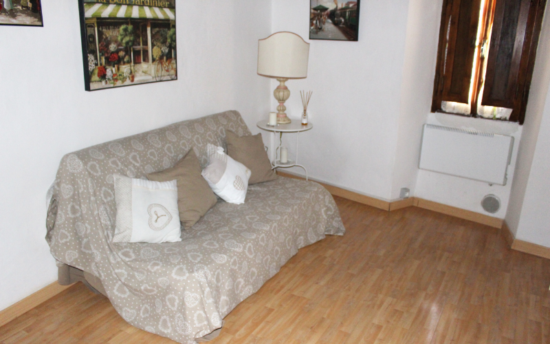 System.Collections.Generic.List`1[BluePillow.Application.SearchEngine.Dto.PhotoDto]?.ElementAt(1)?.Caption