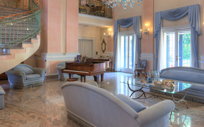 System.Collections.Generic.List`1[BluePillow.Application.SearchEngine.Dto.PhotoDto]?.ElementAt(1)?.Caption