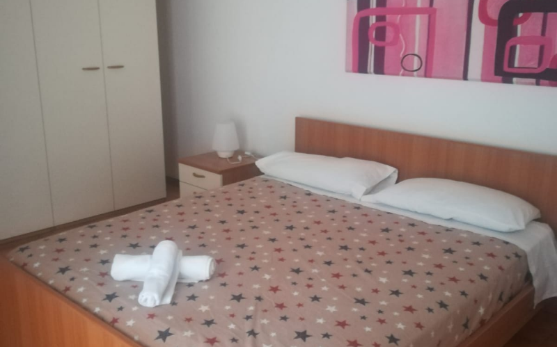 System.Collections.Generic.List`1[BluePillow.Application.SearchEngine.Dto.PhotoDto]?.ElementAt(0)?.Caption