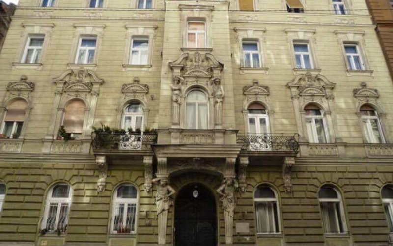 System.Collections.Generic.List`1[BluePillow.Application.SearchEngine.Dto.PhotoDto]?.ElementAt(1)?.Caption