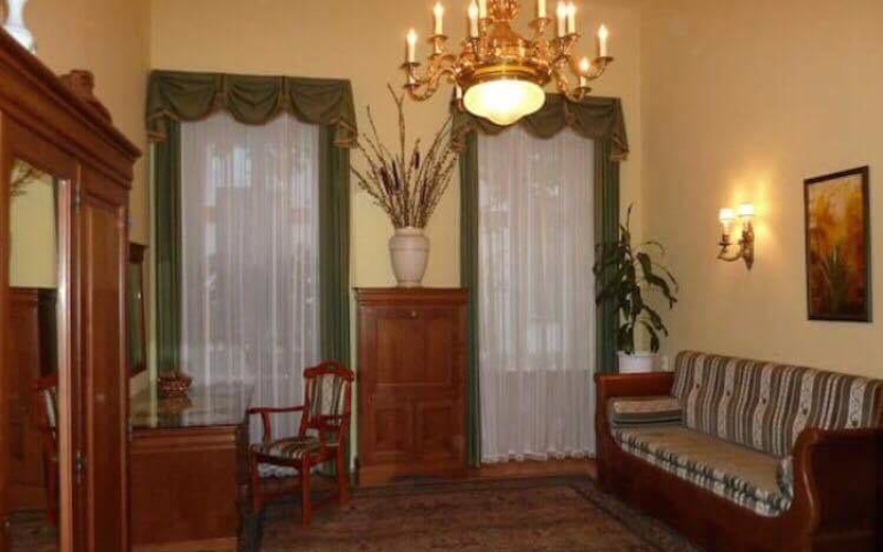 System.Collections.Generic.List`1[BluePillow.Application.SearchEngine.Dto.PhotoDto]?.ElementAt(0)?.Caption