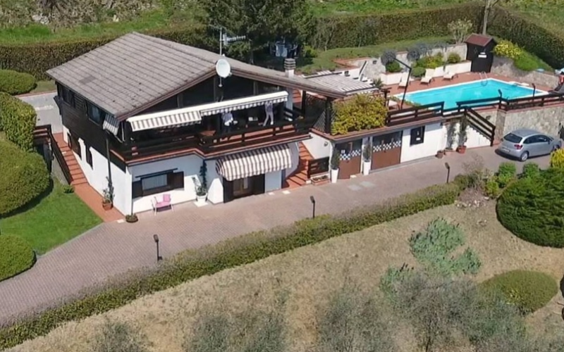 System.Collections.Generic.List`1[BluePillow.Application.SearchEngine.Dto.PhotoDto]?.ElementAt(0)?.Caption