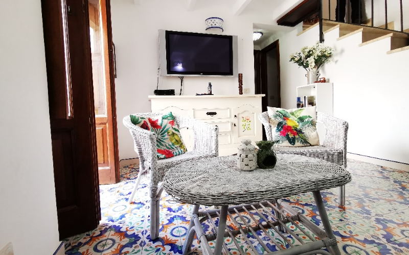 System.Collections.Generic.List`1[BluePillow.Application.SearchEngine.Dto.PhotoDto]?.ElementAt(0)?.Caption