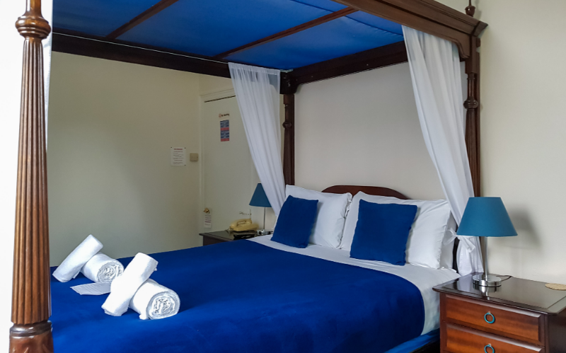 System.Collections.Generic.List`1[BluePillow.Application.SearchEngine.Dto.PhotoDto]?.ElementAt(3)?.Caption