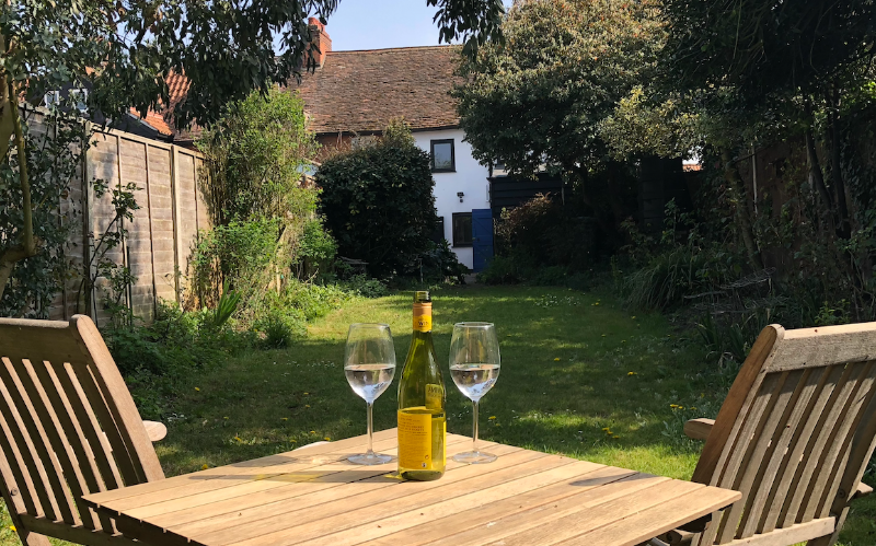 System.Collections.Generic.List`1[BluePillow.Application.SearchEngine.Dto.PhotoDto]?.ElementAt(1)?.Caption