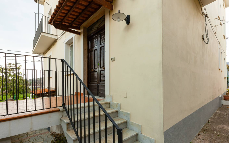 System.Collections.Generic.List`1[BluePillow.Application.SearchEngine.Dto.PhotoDto]?.ElementAt(1)?.Caption