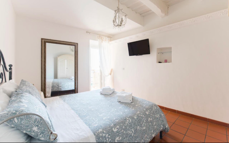 System.Collections.Generic.List`1[BluePillow.Application.SearchEngine.Dto.PhotoDto]?.ElementAt(3)?.Caption