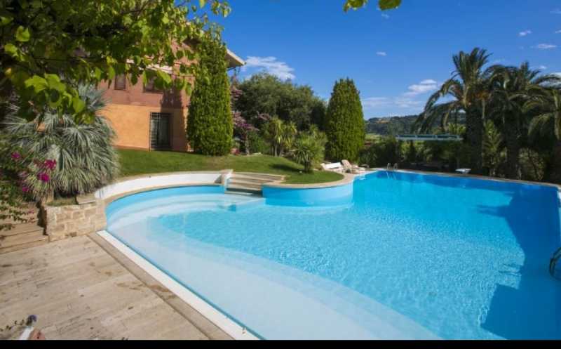 System.Collections.Generic.List`1[BluePillow.Application.SearchEngine.Dto.PhotoDto]?.ElementAt(1)?.Caption