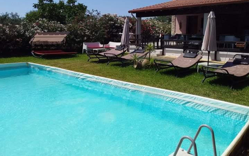 System.Collections.Generic.List`1[BluePillow.Application.SearchEngine.Dto.PhotoDto]?.ElementAt(0)?.Caption