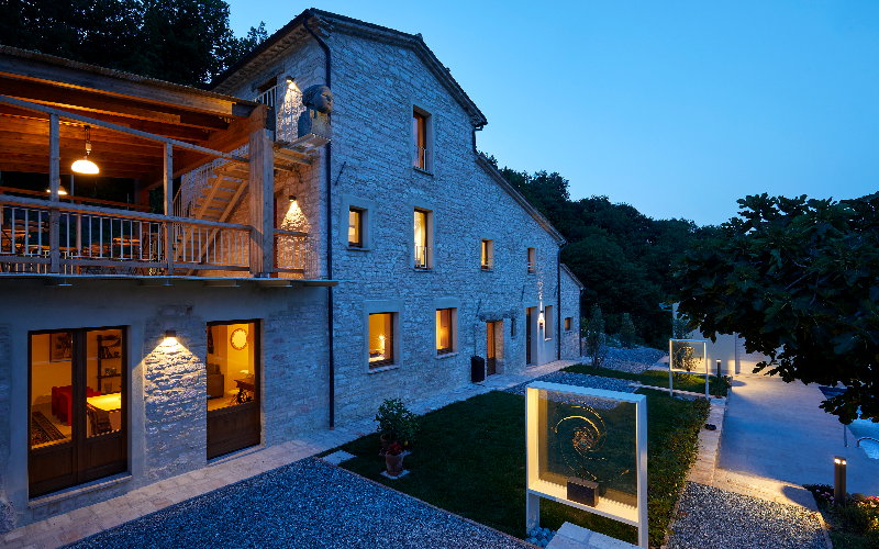 System.Collections.Generic.List`1[BluePillow.Application.SearchEngine.Dto.PhotoDto]?.ElementAt(3)?.Caption