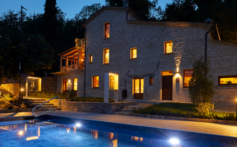 System.Collections.Generic.List`1[BluePillow.Application.SearchEngine.Dto.PhotoDto]?.ElementAt(0)?.Caption