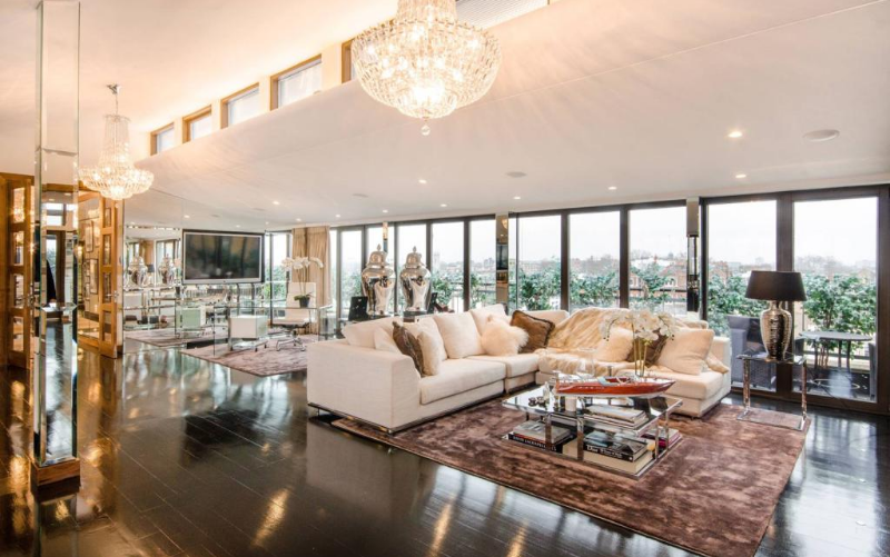 System.Collections.Generic.List`1[BluePillow.Application.SearchEngine.Dto.PhotoDto]?.ElementAt(1)?.Caption