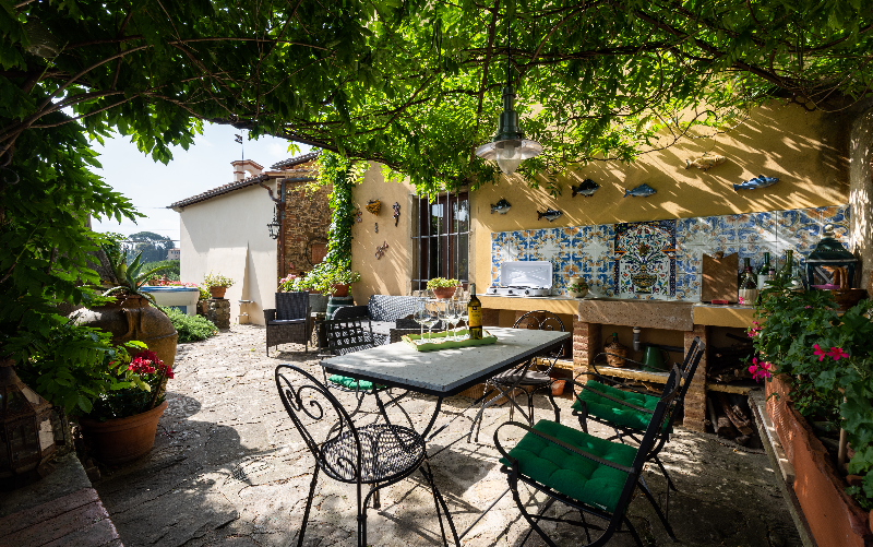 System.Collections.Generic.List`1[BluePillow.Application.SearchEngine.Dto.PhotoDto]?.ElementAt(0)?.Caption