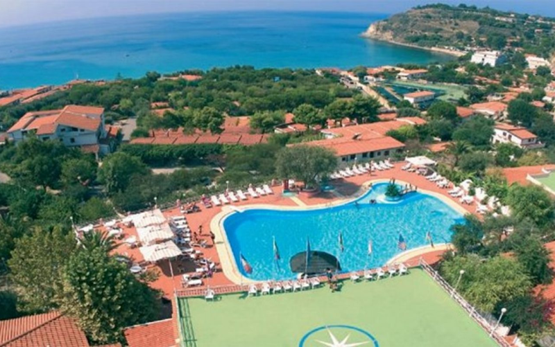 System.Collections.Generic.List`1[BluePillow.Application.SearchEngine.Dto.PhotoDto]?.ElementAt(2)?.Caption