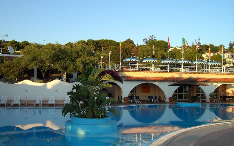 System.Collections.Generic.List`1[BluePillow.Application.SearchEngine.Dto.PhotoDto]?.ElementAt(1)?.Caption