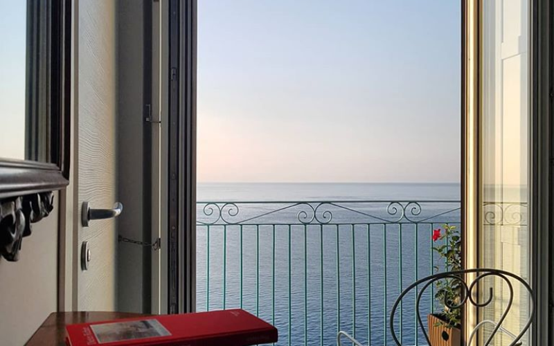 System.Collections.Generic.List`1[BluePillow.Application.SearchEngine.Dto.PhotoDto]?.ElementAt(0)?.Caption