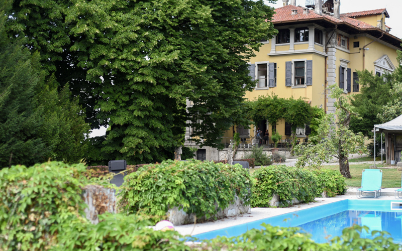 System.Collections.Generic.List`1[BluePillow.Application.SearchEngine.Dto.PhotoDto]?.ElementAt(1)?.Caption