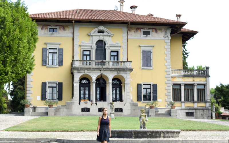 System.Collections.Generic.List`1[BluePillow.Application.SearchEngine.Dto.PhotoDto]?.ElementAt(0)?.Caption