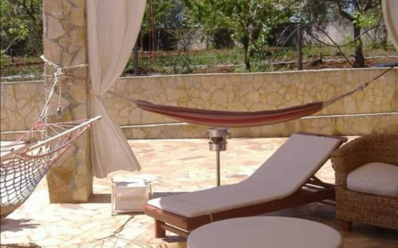 System.Collections.Generic.List`1[BluePillow.Application.SearchEngine.Dto.PhotoDto]?.ElementAt(0)?.Caption