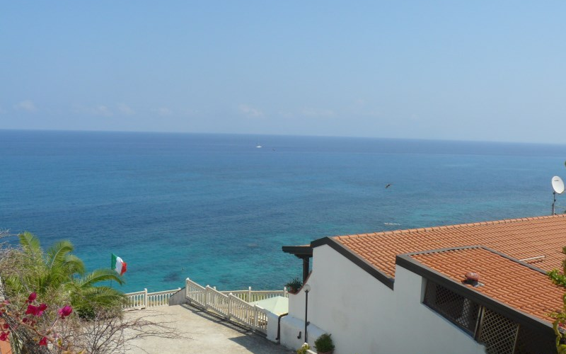 System.Collections.Generic.List`1[BluePillow.Application.SearchEngine.Dto.PhotoDto]?.ElementAt(1)?.Caption