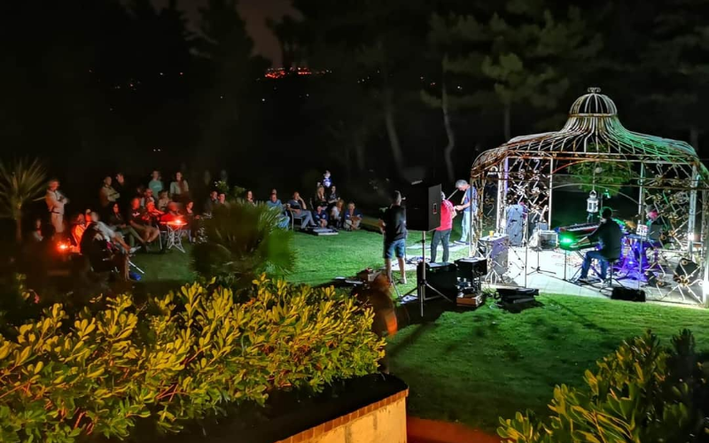 System.Collections.Generic.List`1[BluePillow.Application.SearchEngine.Dto.PhotoDto]?.ElementAt(2)?.Caption