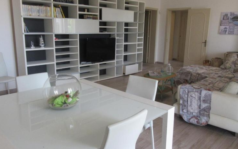 System.Collections.Generic.List`1[BluePillow.Application.SearchEngine.Dto.PhotoDto]?.ElementAt(1)?.Caption