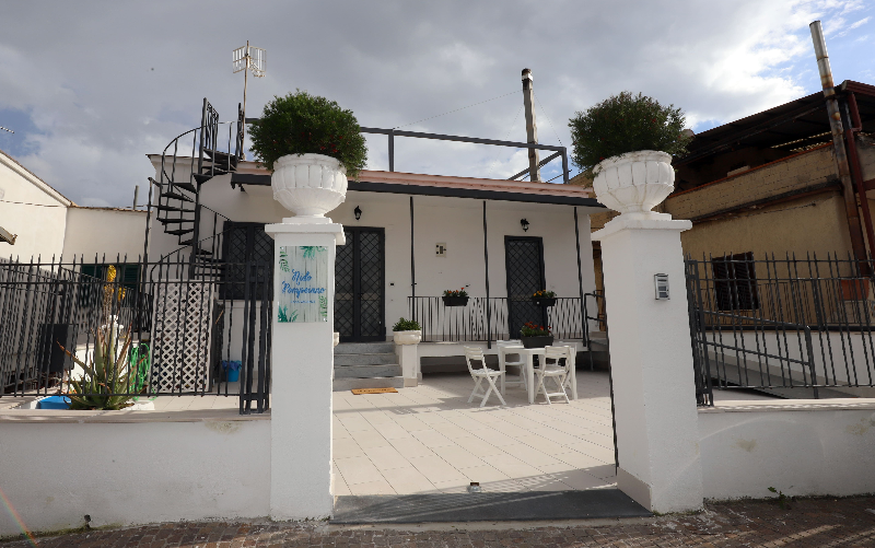 System.Collections.Generic.List`1[BluePillow.Application.SearchEngine.Dto.PhotoDto]?.ElementAt(0)?.Caption