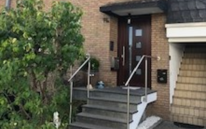 System.Collections.Generic.List`1[BluePillow.Application.SearchEngine.Dto.PhotoDto]?.ElementAt(0)?.Caption