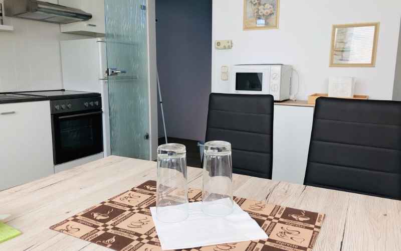 System.Collections.Generic.List`1[BluePillow.Application.SearchEngine.Dto.PhotoDto]?.ElementAt(3)?.Caption