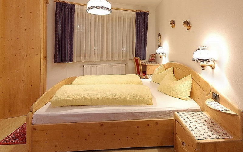 System.Collections.Generic.List`1[BluePillow.Application.SearchEngine.Dto.PhotoDto]?.ElementAt(3)?.Caption